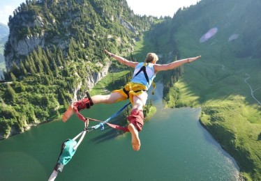 江苏体彩网：风暴中的航向，18胜7负背后，米奇与球队的未达预期之困