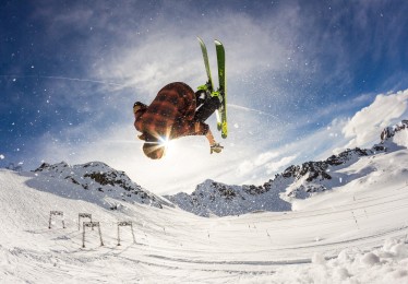 江苏体彩_哈兰德双响超越C罗里程碑，曼城登顶英超强势挑战阿森纳